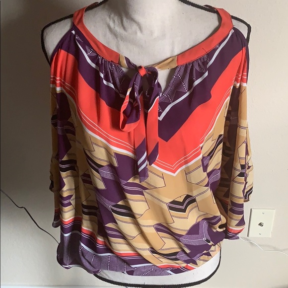 MEDIUM Ana Cold Shoulder Top - Picture 4 of 7